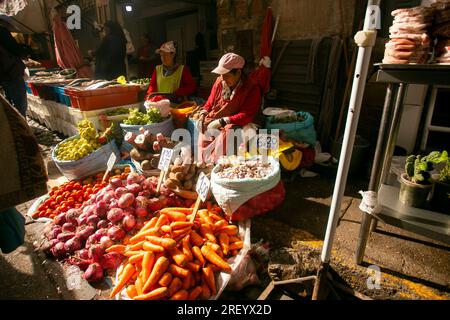 Cusco Pérou, 1 janvier 2023 : les habitants vendent des fruits et légumes autour du marché central de Cusco au Pérou. Banque D'Images