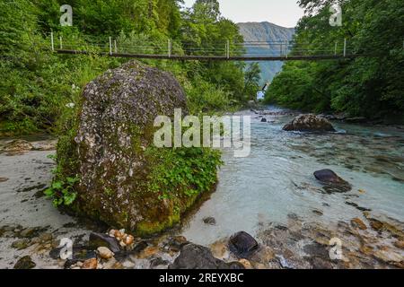 Bovec, Slovénie. 22 juillet 2023. La rivière Koritnica dans le parc national du Triglav. Presque toute la zone du parc national du Triglav est située dans les Alpes juliennes, le plus haut groupe de montagnes de Slovénie. La vallée de So·a avec sa rivière turquoise et éponyme offre un paysage unique. Crédit : Patrick Pleul/dpa/Alamy Live News Banque D'Images