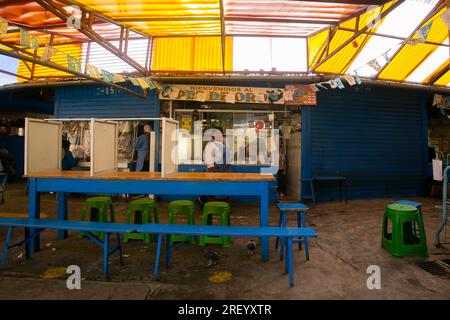 Puno, Pérou 1 janvier 2023 : célèbre restaurant dans la ville de Puno appelé 'El Pez de oro' Banque D'Images