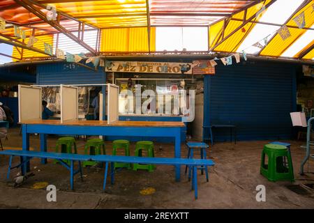 Puno, Pérou 1 janvier 2023 : célèbre restaurant dans la ville de Puno appelé 'El Pez de oro' Banque D'Images