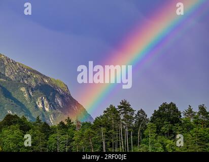 Bovec, Slovénie. 22 juillet 2023. Un arc-en-ciel brille sur le parc national du Triglav. Presque toute la zone du parc national du Triglav est située dans les Alpes juliennes, le plus haut groupe de montagnes de Slovénie. La vallée de So·a avec sa rivière turquoise et éponyme offre un paysage unique. Crédit : Patrick Pleul/dpa/Alamy Live News Banque D'Images