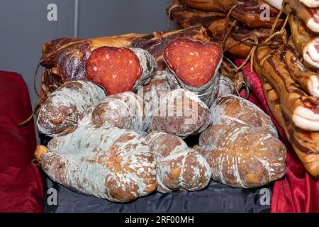 Jambons fumés et bacon coupés maison biologiques vendus sur le marché Banque D'Images