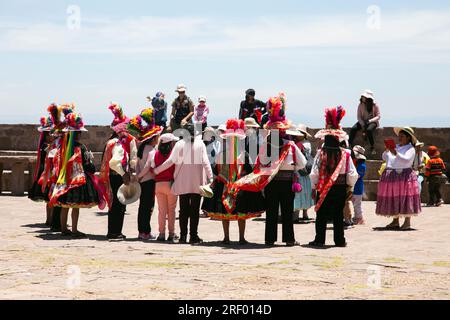 Taquile, Pérou ; 1 janvier 2023 : des habitants de l'île de Taquile au Pérou dansent et jouent de la musique lors d'un événement sur la place principale de l'île. Banque D'Images