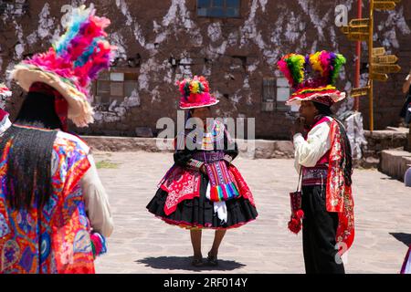 Taquile, Pérou ; 1 janvier 2023 : des habitants de l'île de Taquile au Pérou dansent et jouent de la musique lors d'un événement sur la place principale de l'île. Banque D'Images