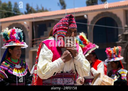 Taquile, Pérou ; 1 janvier 2023 : des habitants de l'île de Taquile au Pérou dansent et jouent de la musique lors d'un événement sur la place principale de l'île. Banque D'Images