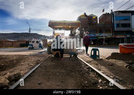 Puno, Pérou ; 1 janvier 2023 : vendeur de nourriture de rue dans les rues de la ville de Puno au Pérou. Banque D'Images