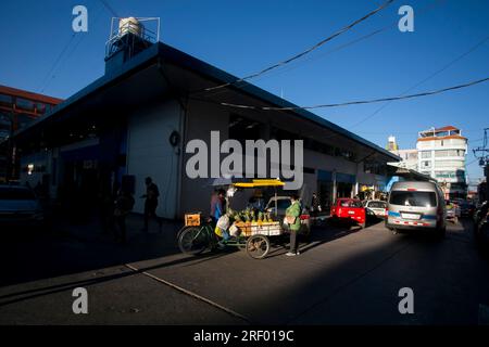 Puno, Pérou ; 1 janvier 2023 : vendeur de nourriture de rue dans les rues de la ville de Puno au Pérou. Banque D'Images