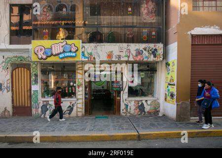 Puno, Pérou ; 1 janvier 2023 : boutique de bonbons dans la ville de Puno au Pérou. Banque D'Images