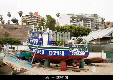 Lima, Pérou ; 1 janvier 2023 : activité de l'industrie de la pêche dans le port de Chorrios dans la ville de Lima au Pérou. Banque D'Images