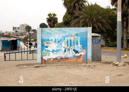 Lima, Pérou ; 1 janvier 2023 : activité de l'industrie de la pêche dans le port de Chorrios dans la ville de Lima au Pérou. Banque D'Images