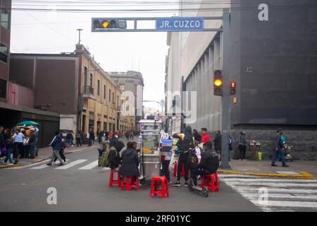 Lima, Pérou ; 1 janvier 2023 : les gens mangent dans un restaurant de Street food à Lima. Banque D'Images