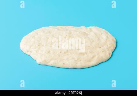 Démarreur au levain sur une table bleue, vue à grand angle. L'ingrédient principal pour une cuisson saine, la levure de levain. Banque D'Images