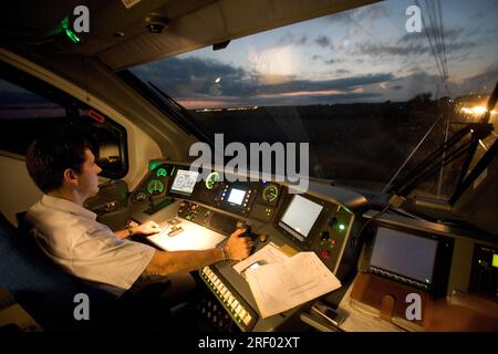 Un conducteur de train aux commandes d'un train interurbain à grande vitesse, Trenitalia, le système ferroviaire national italien, 2005 Banque D'Images