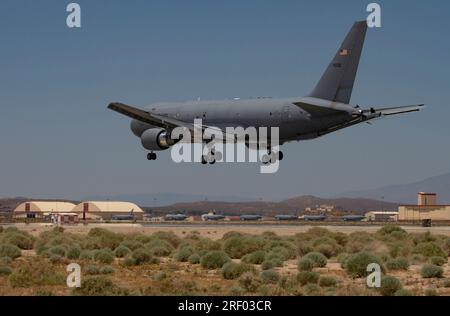 Un KC-46 Pegasus atterrit à Edwards Air Force base, Californie, le 11 mai 2023. Photo de Todd Schannuth Banque D'Images