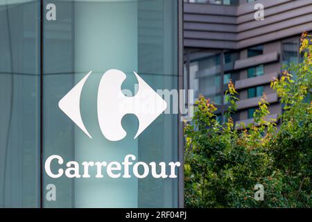 Enseigne et logo à l'extérieur du bâtiment abritant le siège mondial de Carrefour, une multinationale française de vente au détail et de gros Banque D'Images