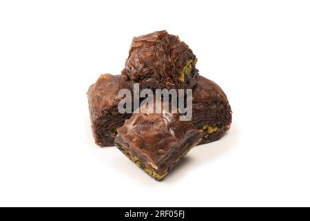 Baklava au chocolat turc isolée sur fond blanc. Banque D'Images