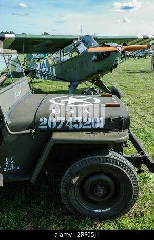 Avion Piper Cub du jour J en temps de guerre avec l'US Willys Jeep. Willys MB véhicule de guerre et avion Spotter lors d'un événement de vol Wings & Wheels à l'aérodrome de Turweston Banque D'Images