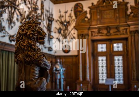 Sinaia, Roumanie - septembre 15 2022 : intérieurs et objets exposés au château de Peles à Sinaia Banque D'Images