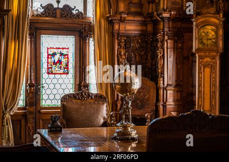 Sinaia, Roumanie - septembre 15 2022 : intérieurs et objets exposés au château de Peles à Sinaia Banque D'Images