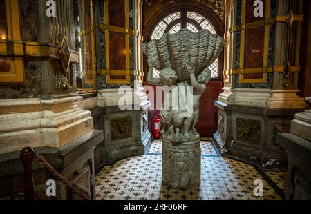 Sinaia, Roumanie - septembre 15 2022 : intérieurs et objets exposés au château de Peles à Sinaia Banque D'Images