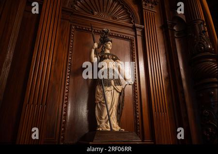 Sinaia, Roumanie - septembre 15 2022 : intérieurs et objets exposés au château de Peles à Sinaia Banque D'Images