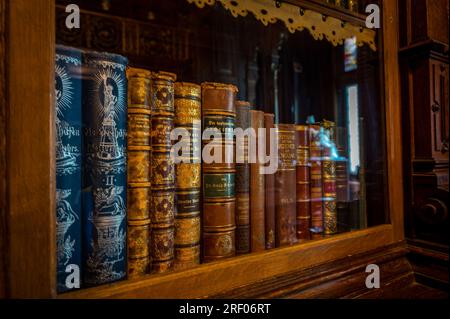 Sinaia, Roumanie - septembre 15 2022 : intérieurs et objets exposés au château de Peles à Sinaia Banque D'Images