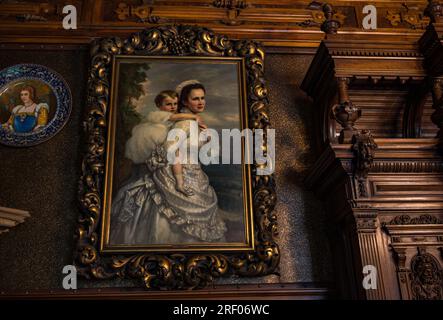 Sinaia, Roumanie - septembre 15 2022 : intérieurs et objets exposés au château de Peles à Sinaia Banque D'Images