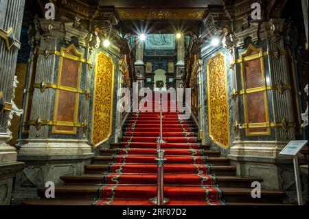 Sinaia, Roumanie - septembre 15 2022 : intérieurs et objets exposés au château de Peles à Sinaia Banque D'Images