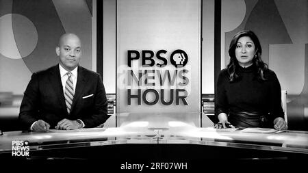 Capture d'écran d'une diffusion en direct du PBS NewsHour avec les animateurs Geoff Bennett et AMNA Nawaz. Banque D'Images