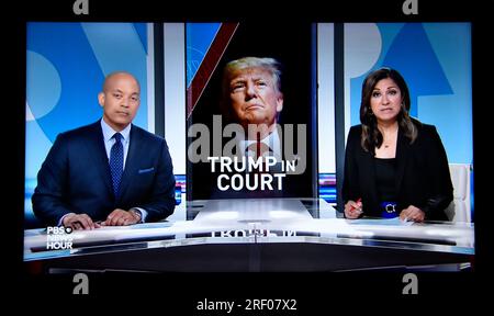 Une capture d'écran des animateurs de PBS NewsHour, le 13 juin 2023, rapporte que l'ancien président américain Donald Trump a été inculpé et traduit en justice pour des accusations fédérales. Banque D'Images