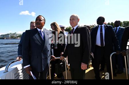 Saint-Pétersbourg, Russie. 30 juillet 2023. Le président russe Vladimir Poutine, au centre, monte dans le cutter naval Raptor avec le président congolais Denis Sassou Nguesso, à gauche, lors des célébrations de la Journée de la Marine sur la rivière Neva, le 30 juillet 2023 à St. Petersburg, Russie. Crédit : Alexander Kazakov/Kremlin Pool/Alamy Live News Banque D'Images