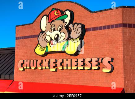 Springfield, Missouri - 1 novembre 2019 : ChuckECHeeses. Chuck E. Cheese est une chaîne de centres de divertissement et de restaurants familiaux américains. Banque D'Images