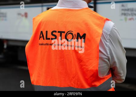 Marseille, France. 28 juillet 2023. Le personnel d’Alstom manipule les installations lors de la livraison des nouveaux wagons au centre RTM. Sabrina Agresti-Roubache de Marseille, nouvellement nommée secrétaire d'État aux Affaires urbaines dans le gouvernement d'Elisabeth borne, est présente à la livraison au centre technique de la RTM (Régie des Transports de Marseille) des premières rames du nouveau métro automatique sans conducteur de Marseille, dont le déploiement est prévu en 2024. (Photo Laurent Coust/SOPA Images/Sipa USA) crédit : SIPA USA/Alamy Live News Banque D'Images