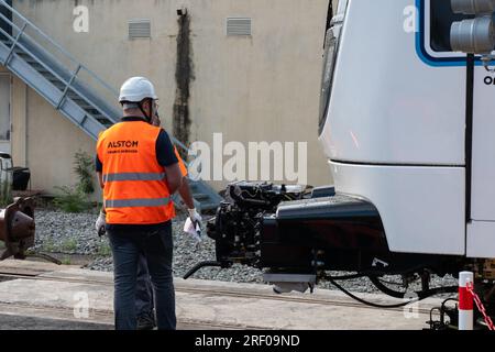 Marseille, France. 28 juillet 2023. Le personnel d’Alstom manipule les installations lors de la livraison des nouveaux wagons au centre RTM. Sabrina Agresti-Roubache de Marseille, nouvellement nommée secrétaire d'État aux Affaires urbaines dans le gouvernement d'Elisabeth borne, est présente à la livraison au centre technique de la RTM (Régie des Transports de Marseille) des premières rames du nouveau métro automatique sans conducteur de Marseille, dont le déploiement est prévu en 2024. (Photo Laurent Coust/SOPA Images/Sipa USA) crédit : SIPA USA/Alamy Live News Banque D'Images