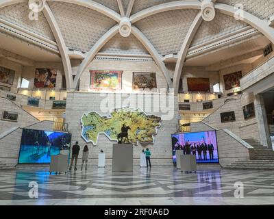 Kazakhstan, Almaty. Musée central d'État du Kazakhstan, avec carte du Kazakhstan dans le hall d'entrée.. Banque D'Images