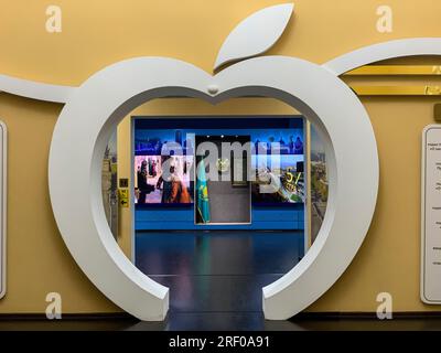 Kazakhstan, Almaty. Musée d'histoire d'Almaty, vue intérieure. Le Kazakhstan prétend être l'endroit où les pommes ont été découvertes pour la première fois. Banque D'Images