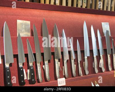 Couteaux de cuisine japonais spécialisés exposés dans un magasin d'ustensiles de cuisine sur Kappabashi Dori à Asakusa, également connue sous le nom de rue de la cuisine de Tokyo. Banque D'Images