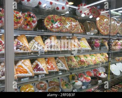 Kappabashi dori est connu sous le nom de «rue de la cuisine» avec de nombreux magasins d'approvisionnement desservant le commerce de la restauration, y compris des modèles en plastique de nourriture pour les affichages de menu. Banque D'Images