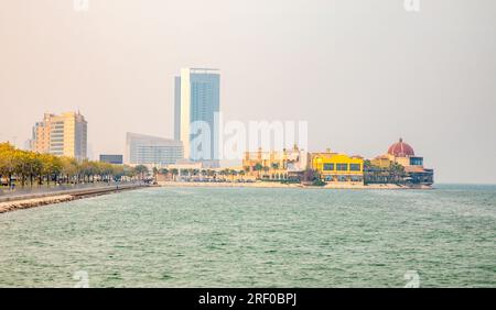 Rue de promenade maritime Al Khobar avec bâtiment moderne en arrière-plan Arabie Saoudite Banque D'Images