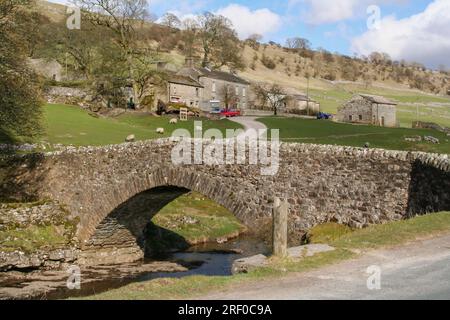 Un pont de pierre sur la rivière Wharfe à Yockenthwaite, Yorkshire Dales. Banque D'Images