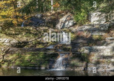 Dingmans Ferry, Pennsylvanie : Factory Falls, le long de Dingmans Creek dans le George W. Childs Recreation site dans le Delaware Water Gap. Banque D'Images