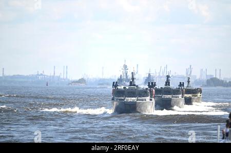 Saint-Pétersbourg, Russie. 30 juillet 2023. Les patrouilleurs de la classe Raptor de la marine russe naviguent lors du défilé de la Journée de la marine russe dans le golfe de Finlande, le 30 juillet 2023 à St. Petersburg, Russie. Crédit : Alexander Kazakov/Kremlin Pool/Alamy Live News Banque D'Images