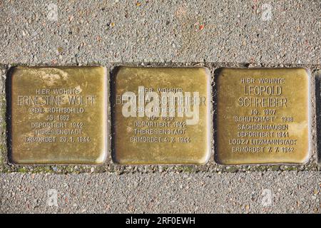 Hambourg, Allemagne. Plaques de laiton (Stolperstein) à la famille juive déportée dans le ghetto de Theresienstadt et le ghetto de Litzmannstadt et assassinée par les nazis Banque D'Images