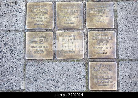 Hambourg, Allemagne. Plaques de laiton (Stolperstein) à la famille juive déportée à Minsk, assassinée dans le ghetto de Hambourg un ghetto spécial pour les Juifs de l'ouest Banque D'Images