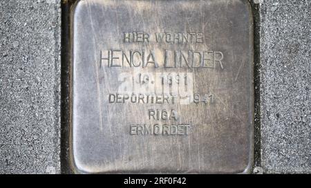 Hambourg, Allemagne. Plaque en laiton (Stolperstein) à un citoyen juif déporté en 1941 à Riga en Lettonie et assassiné par les nazis Banque D'Images