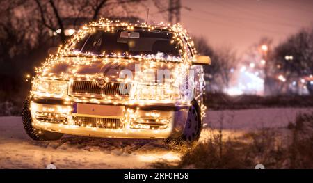 Argent Skoda Octavia 1U2, voiture d'Europe. La voiture est prête pour la saison hivernale. Une voiture habillée de lumières de Noël. Banque D'Images
