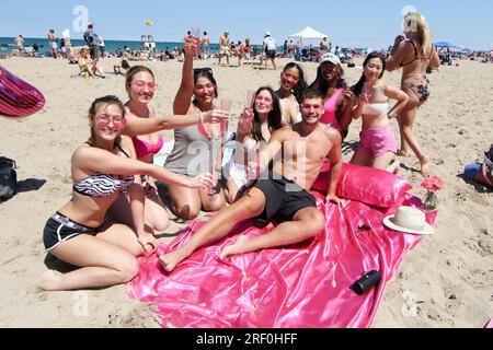 Un homme à la plage est recruté pour être les groupes 'Ken' au GALs That brunch rose- thème Barbie Beach Party à North Avenue Beach à Chicago, il le 30 juillet 2023. La sortie et la première du film Barbie ont inspiré de nombreux événements Barbie à travers le pays (photo par : Alexandra Buxbaum/Sipa USA) crédit : SIPA USA/Alamy Live News Banque D'Images