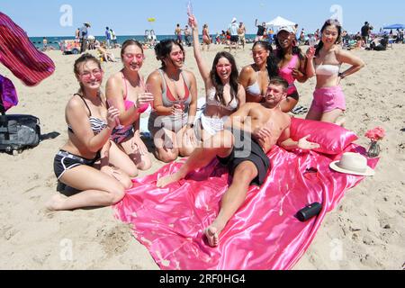 Un homme à la plage est recruté pour être les groupes 'Ken' au GALs That brunch rose- thème Barbie Beach Party à North Avenue Beach à Chicago, il le 30 juillet 2023. La sortie et la première du film Barbie ont inspiré de nombreux événements Barbie à travers le pays (photo par : Alexandra Buxbaum/Sipa USA) crédit : SIPA USA/Alamy Live News Banque D'Images