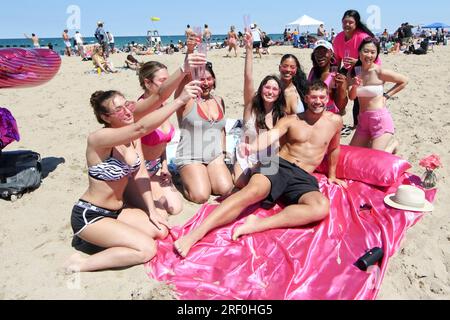 Un homme à la plage est recruté pour être les groupes 'Ken' au GALs That brunch rose- thème Barbie Beach Party à North Avenue Beach à Chicago, il le 30 juillet 2023. La sortie et la première du film Barbie ont inspiré de nombreux événements Barbie à travers le pays (photo par : Alexandra Buxbaum/Sipa USA) crédit : SIPA USA/Alamy Live News Banque D'Images