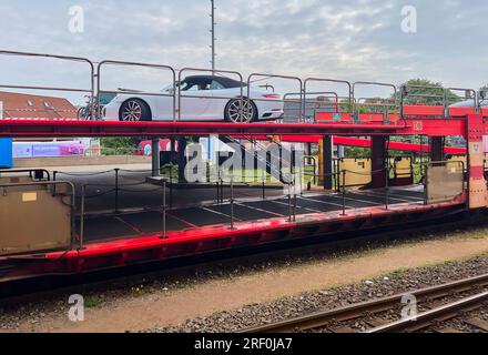 Transport en train de voitures à l'arrivée à la gare le 29 juin 2023 à Westerland, île de Sylt, Allemagne. © Peter Schatz / Alamy stock photos Banque D'Images